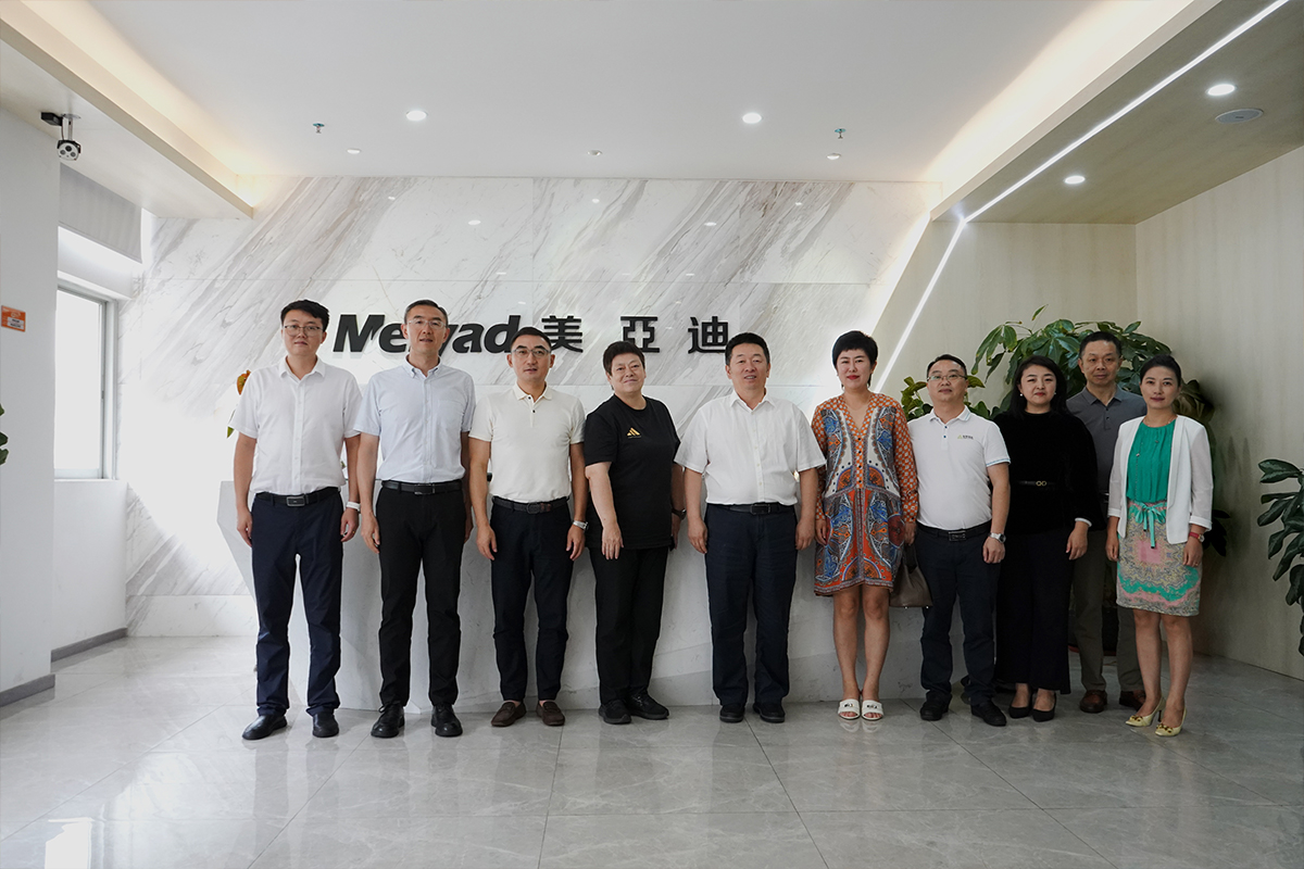 新疆兵團(tuán)第十二師黨委常委、副師長(zhǎng)秦亞宏一行蒞臨美亞迪光電考察指導(dǎo)
